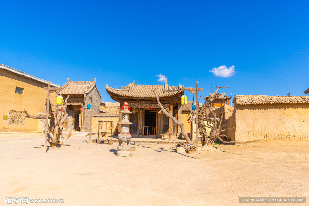 蓝天香炉摄影图片