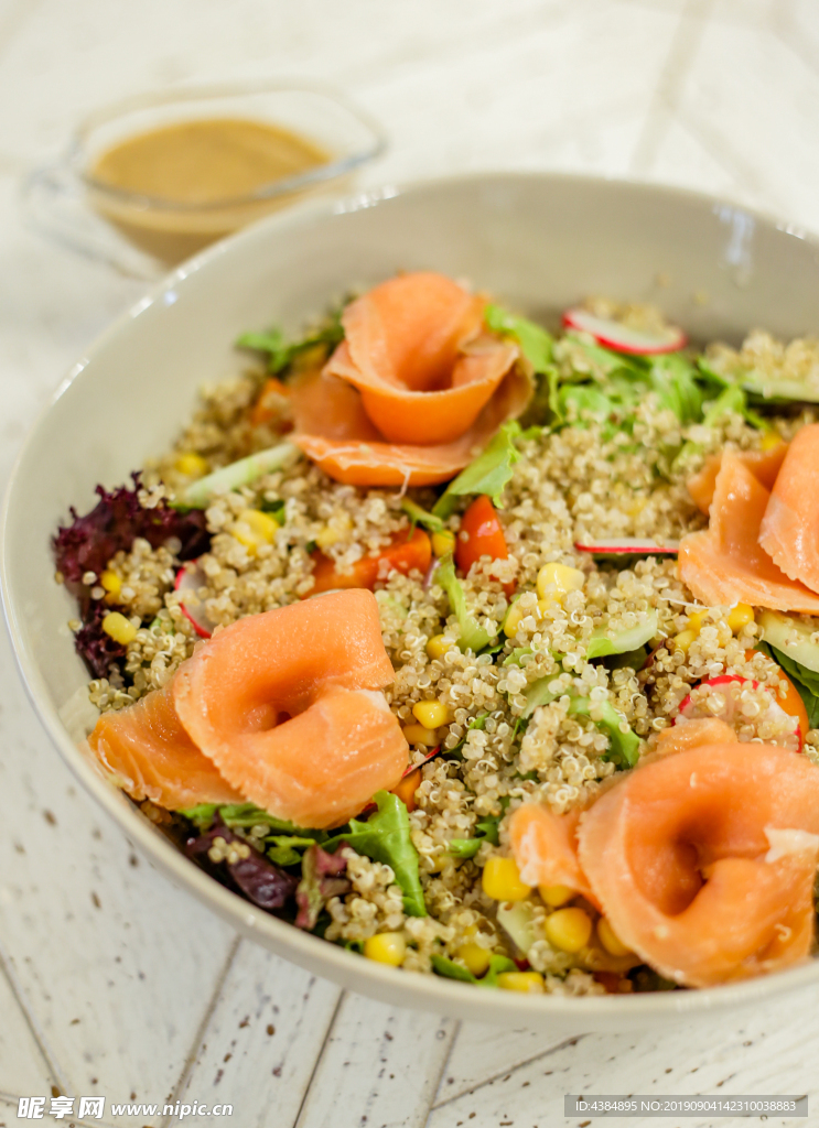 烟熏三文鱼藜麦沙拉