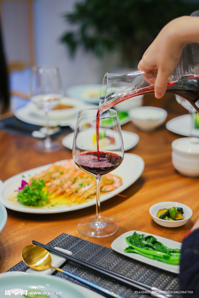 倒红酒