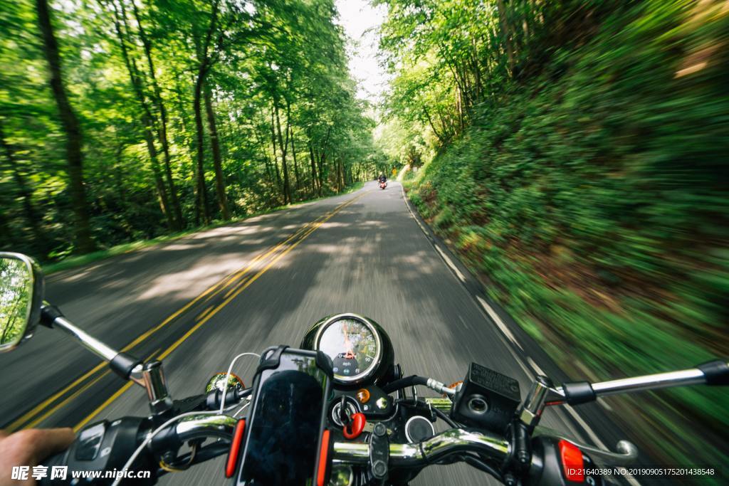 摩托车开在山间路上