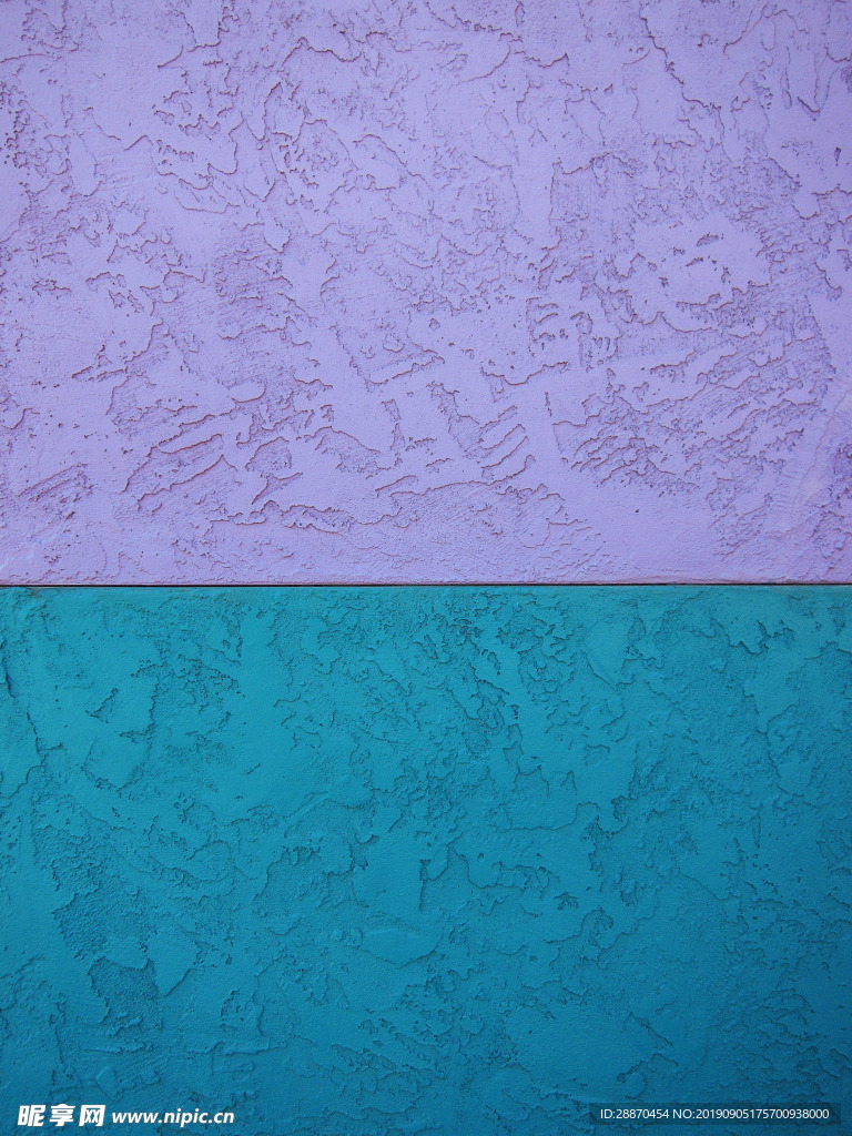 半紫色半蓝色灰泥墙壁