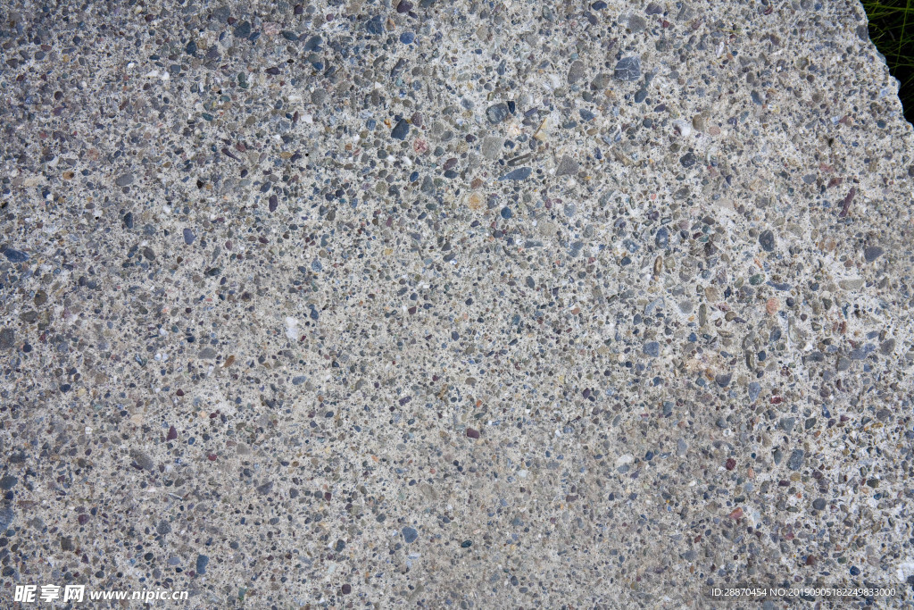 混凝土和不同大小颜色的鹅卵石