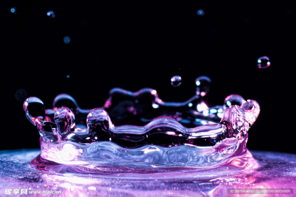 水滴飞溅的粉红色