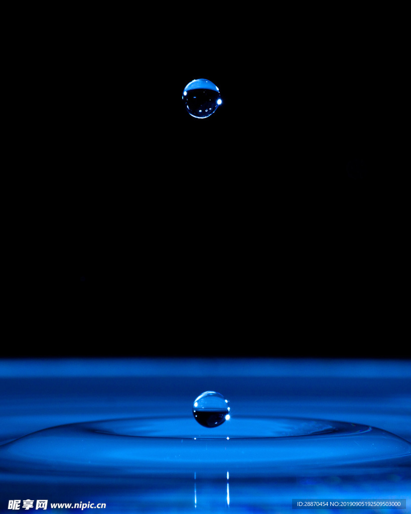 圆形透明水滴向下