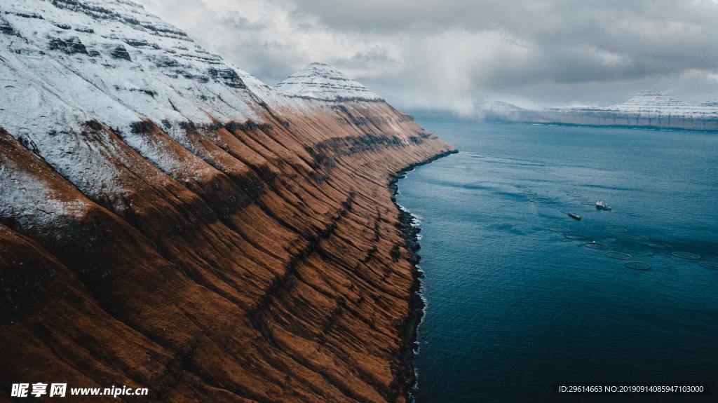 冬天的雪山海水