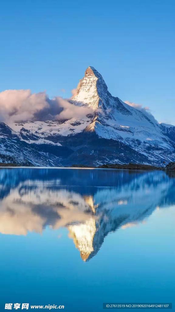 湖边雪山风景图片
