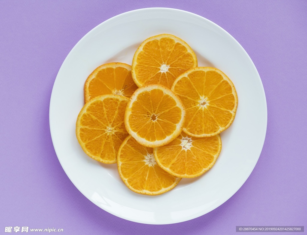 橙色切片在白色板材