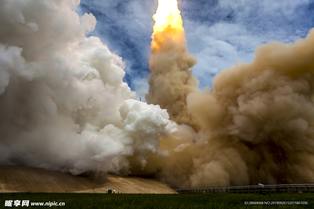 飞船起飞烟雾太空