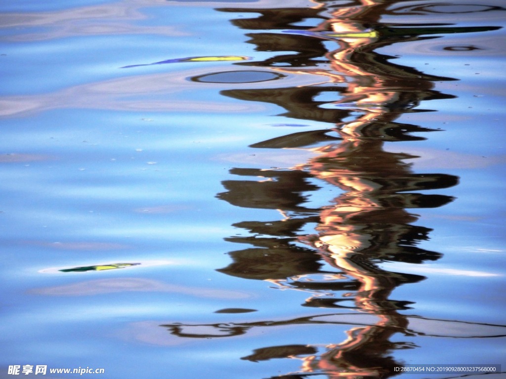 生动的蓝色抽象波浪水反射背景