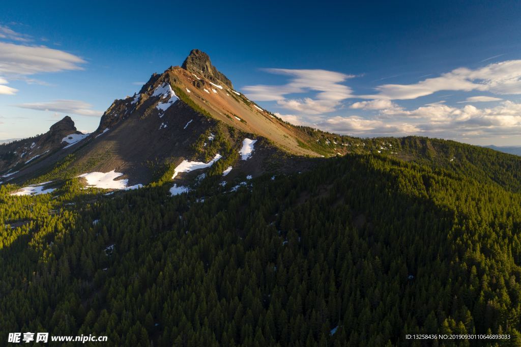 高山森林树木太空云彩