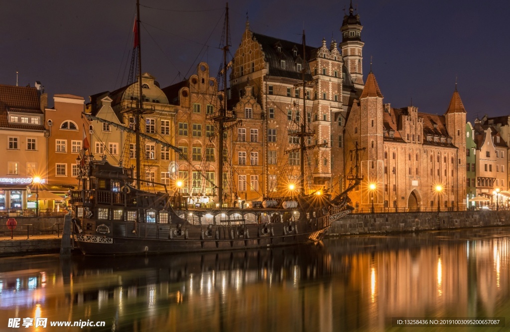 河边城市建筑风景灯光