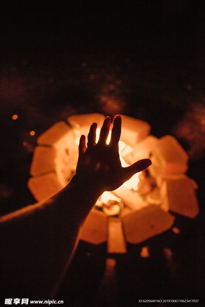 手放在炭火上烤着暖手