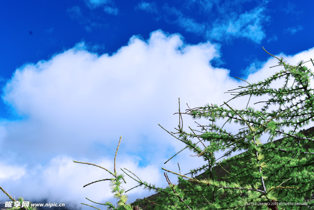 康定木格错    蓝天白云