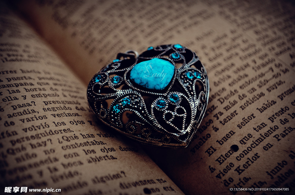 蓝色宝石心形盒子