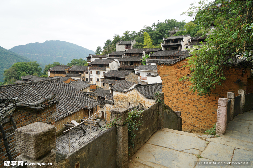江西婺源篁岭古村老建筑的屋顶