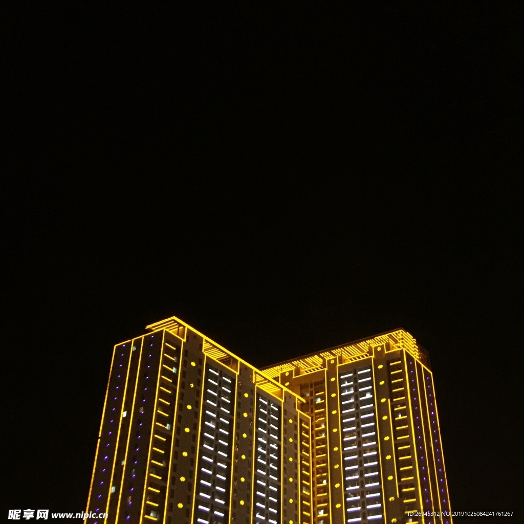 布满灯光的建筑物