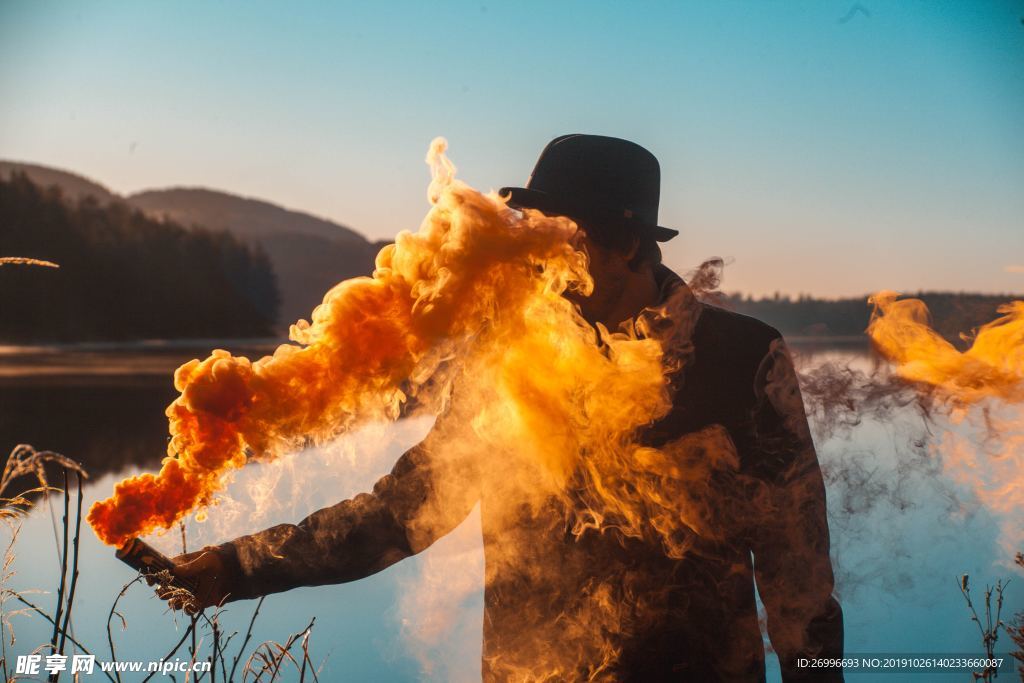 手拿橙色烟雾