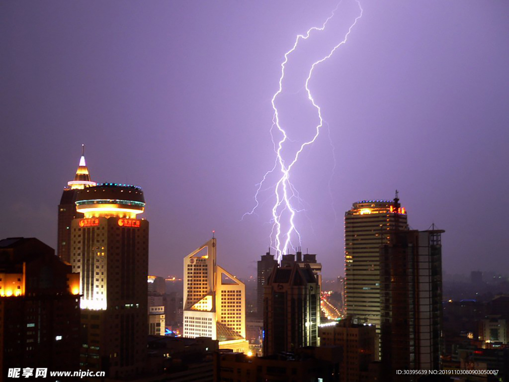 城市闪电图片