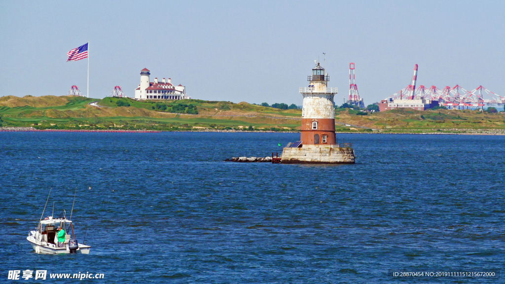 在灯塔附近钓鱼