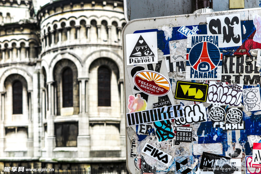 贴纸遮盖了法国的路牌