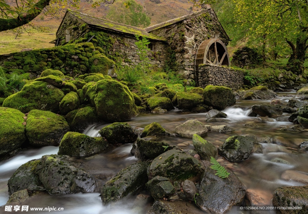 河流石屋建筑风景树木