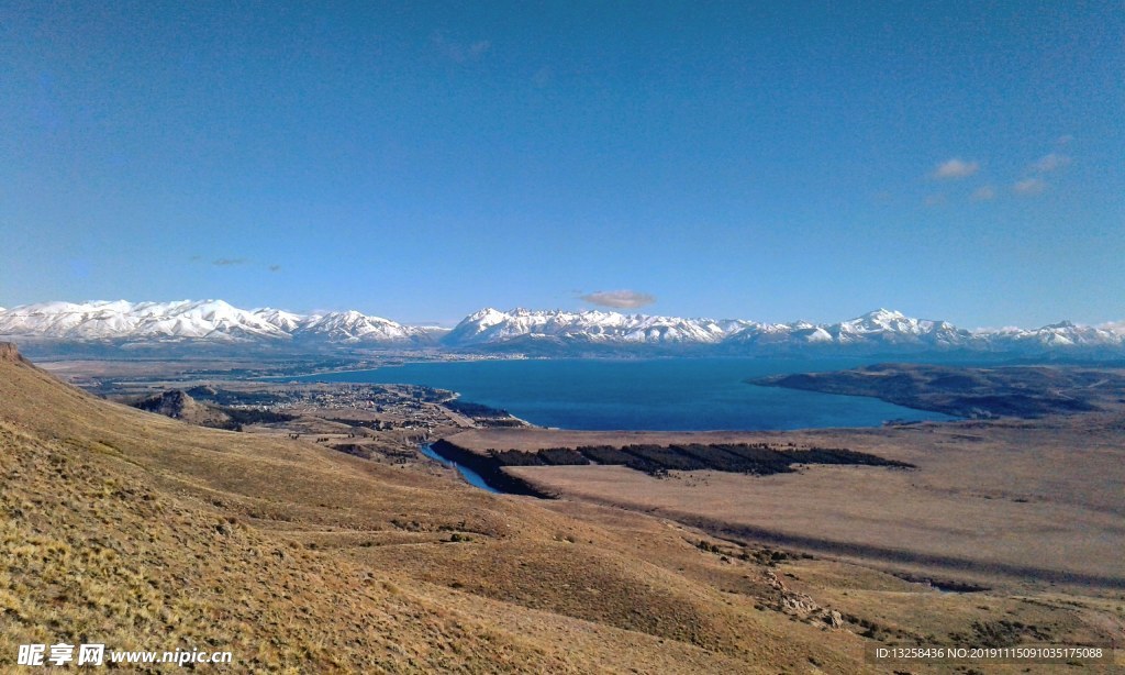 群山湖泊草地天空风景