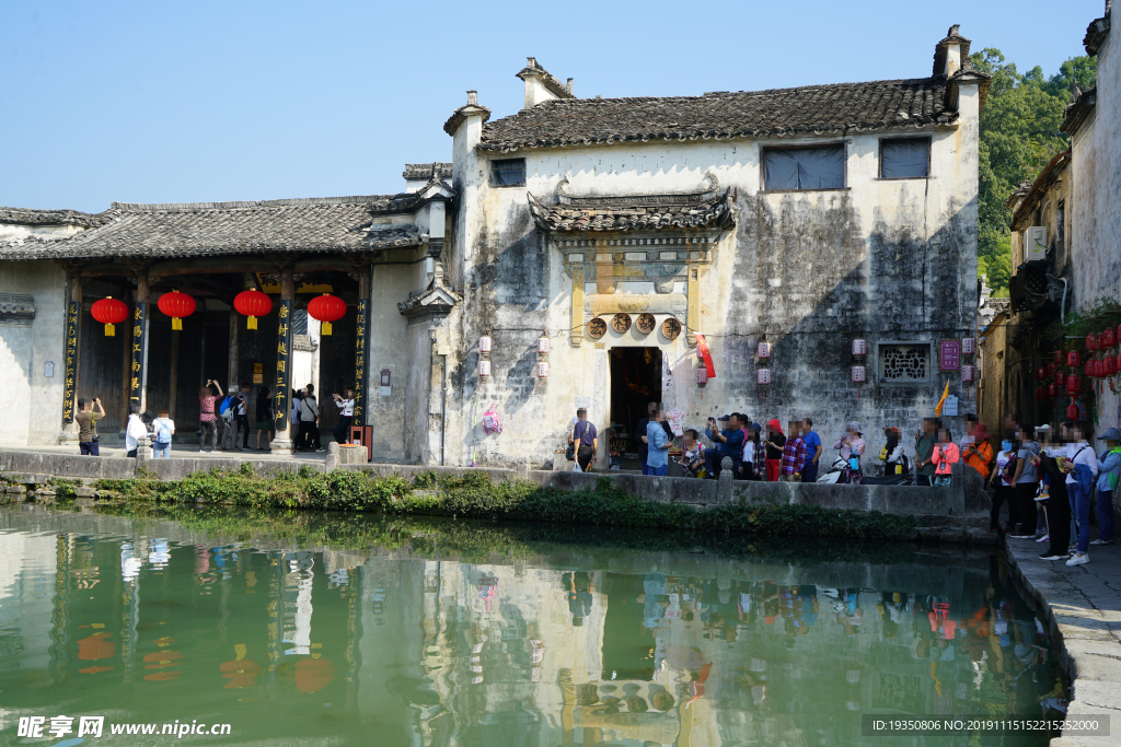 黄山宏村月沼边的徽派建筑