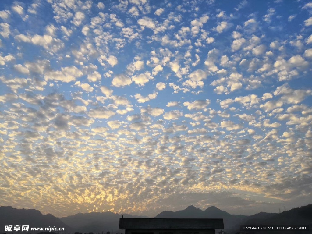 飘满白云的天空