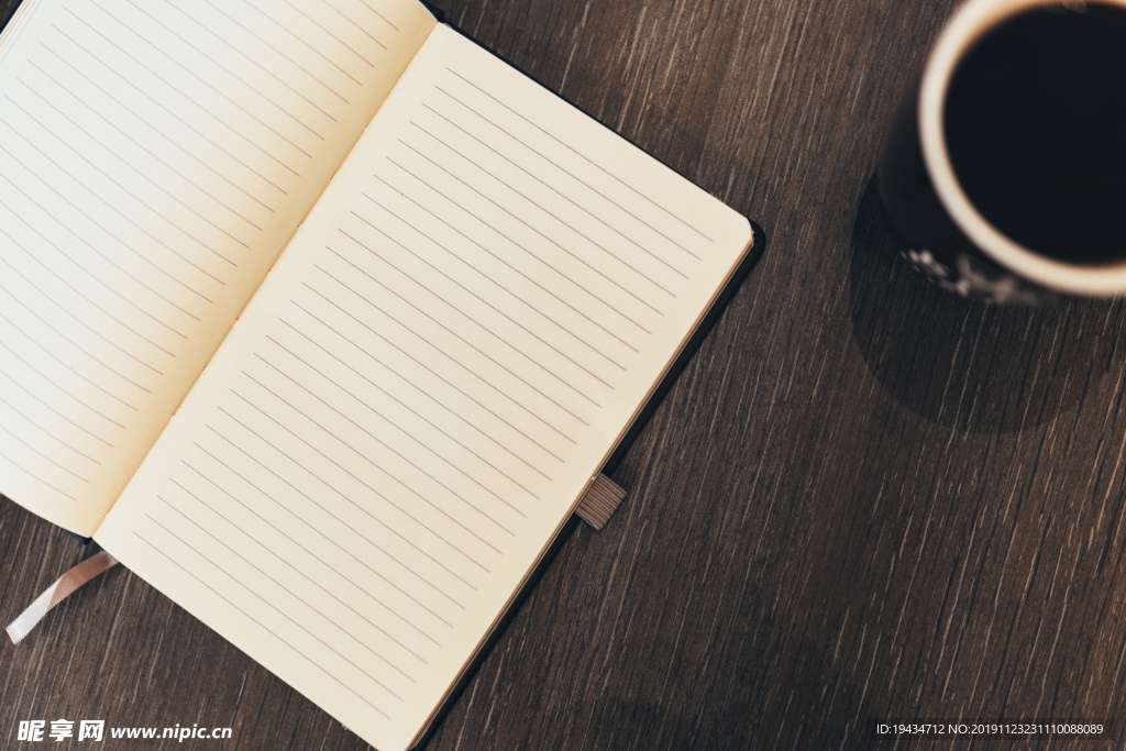 笔记本和咖啡