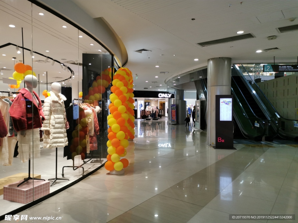 商场里的服装店