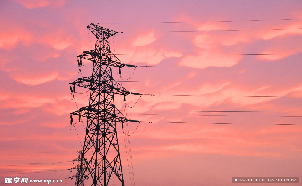 夕阳下的电力工程