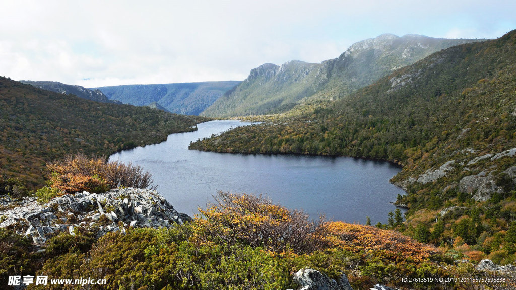 高山湖泊风景图片