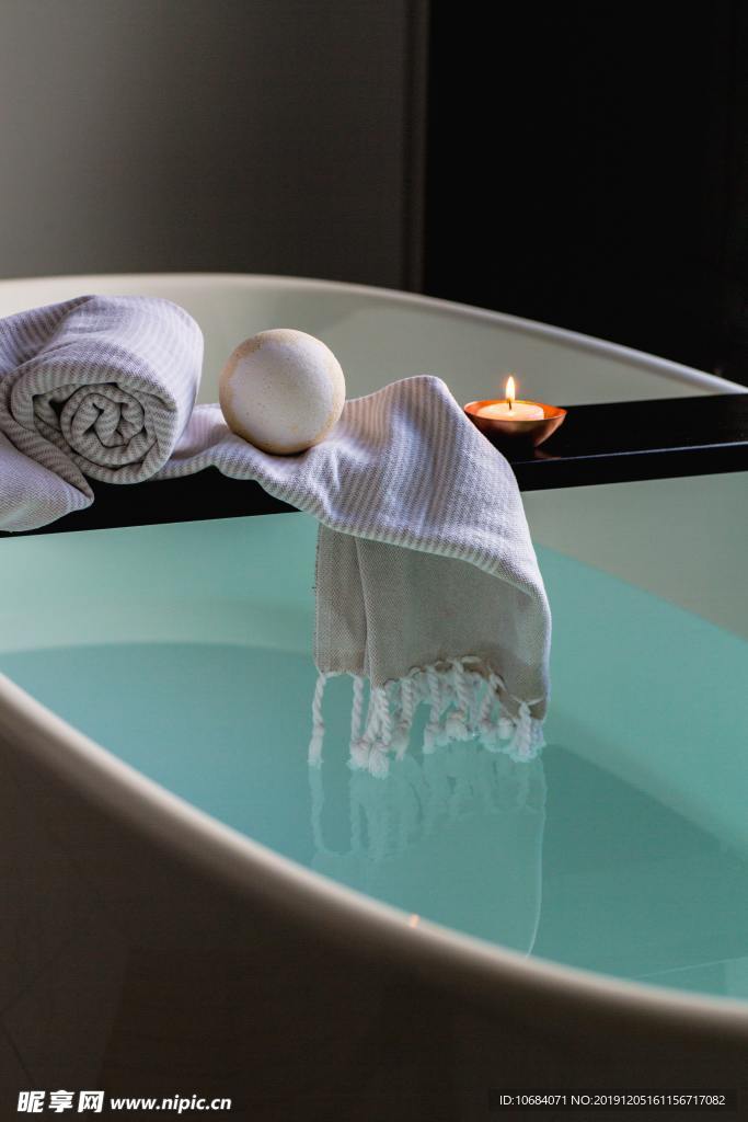 浴缸搁板上的洗浴用品