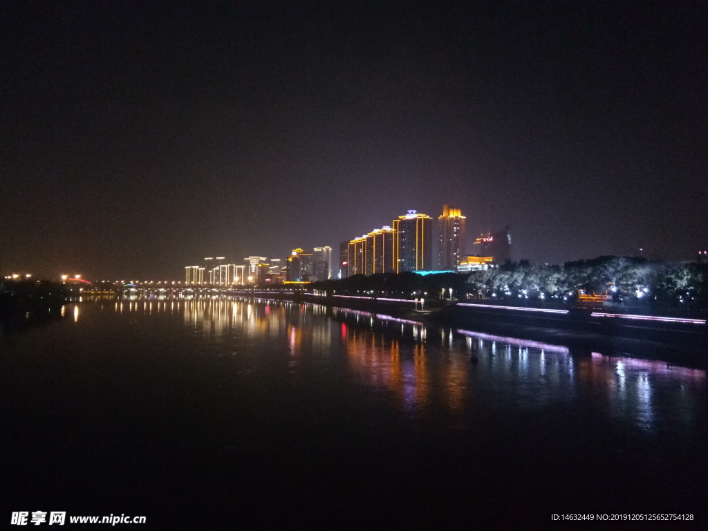 沿江城市夜景
