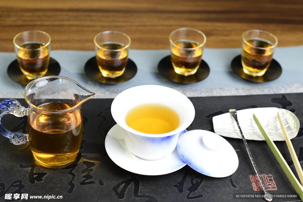 红茶茶汤茶具摄影图