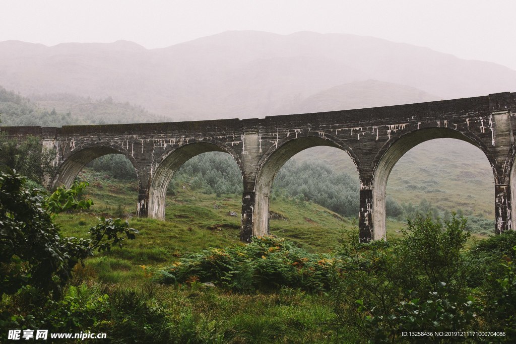 群山 石桥 草地 风景 建筑