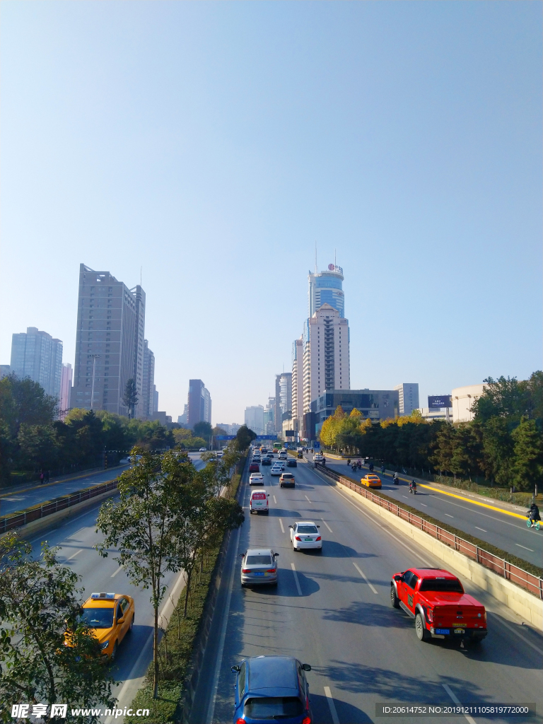 蓝天下的城市风景