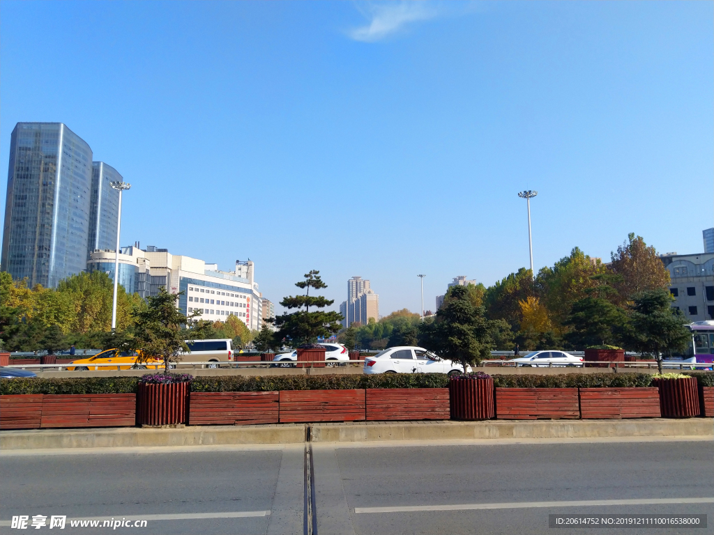 蓝天下的城市风景