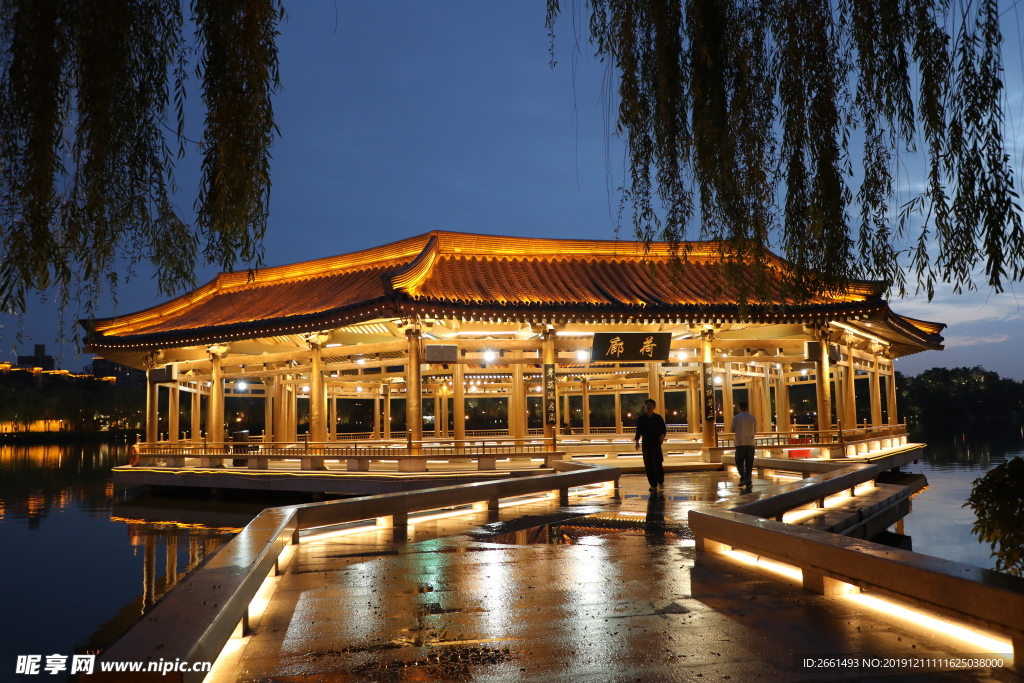 曲江池荷廊夜景