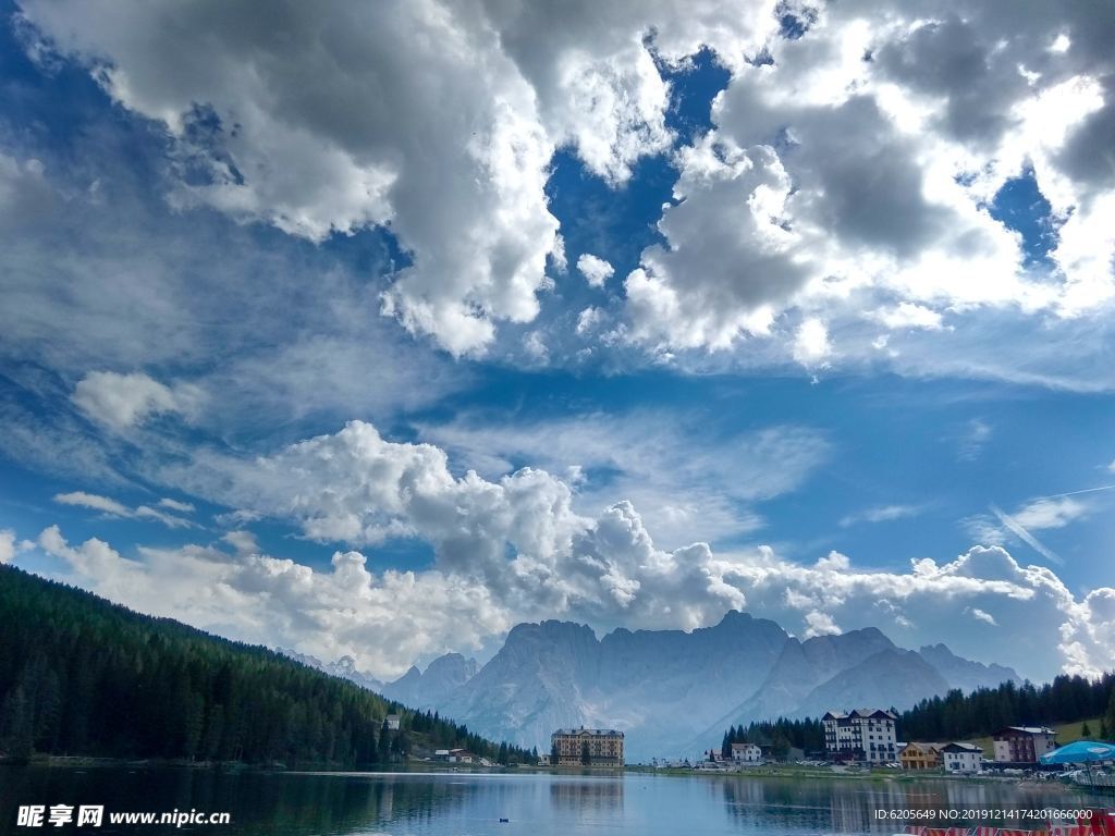 蓝天白云湖光山色