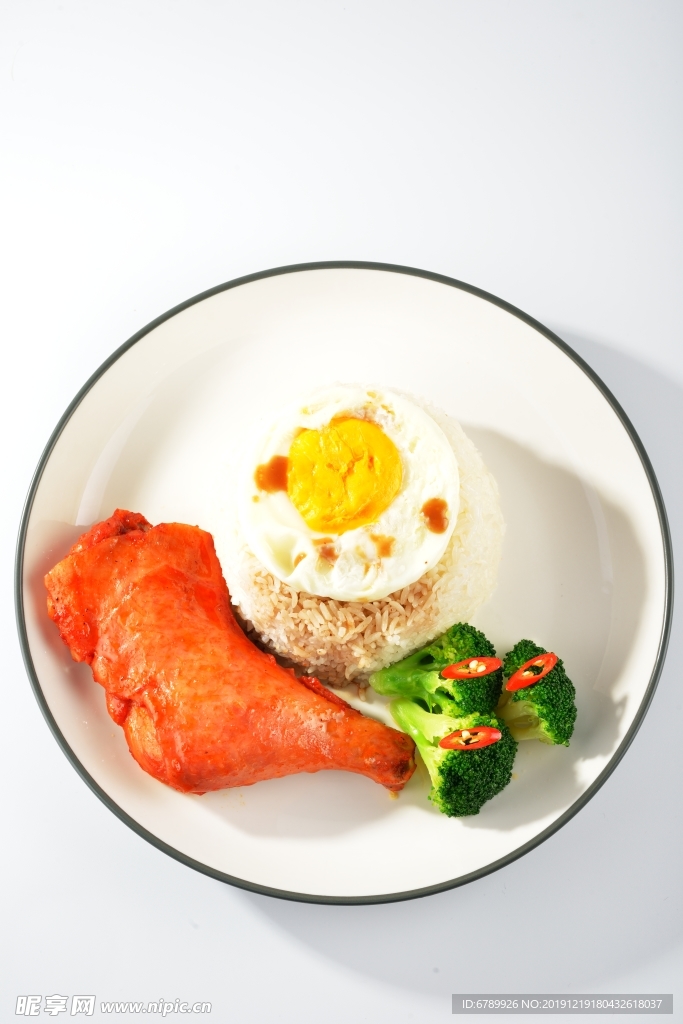 装在圆瓷盘里的奥尔良鸡腿饭套餐