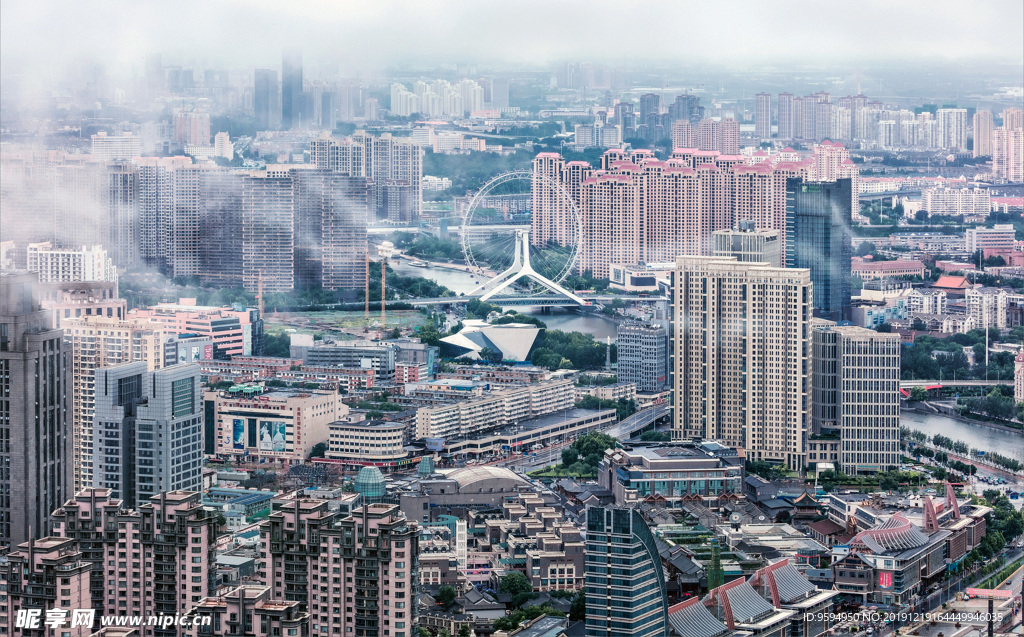 繁华 城市 云雾