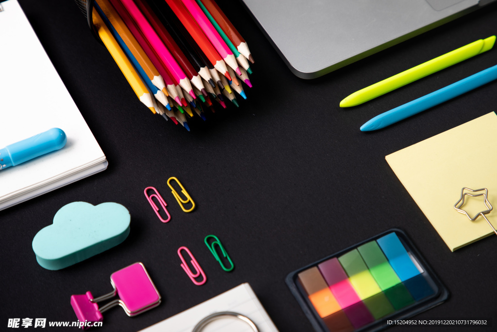 黑色商务办公桌面