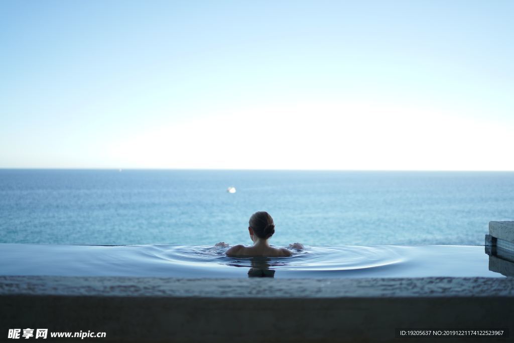 蓝天白云海洋比基尼