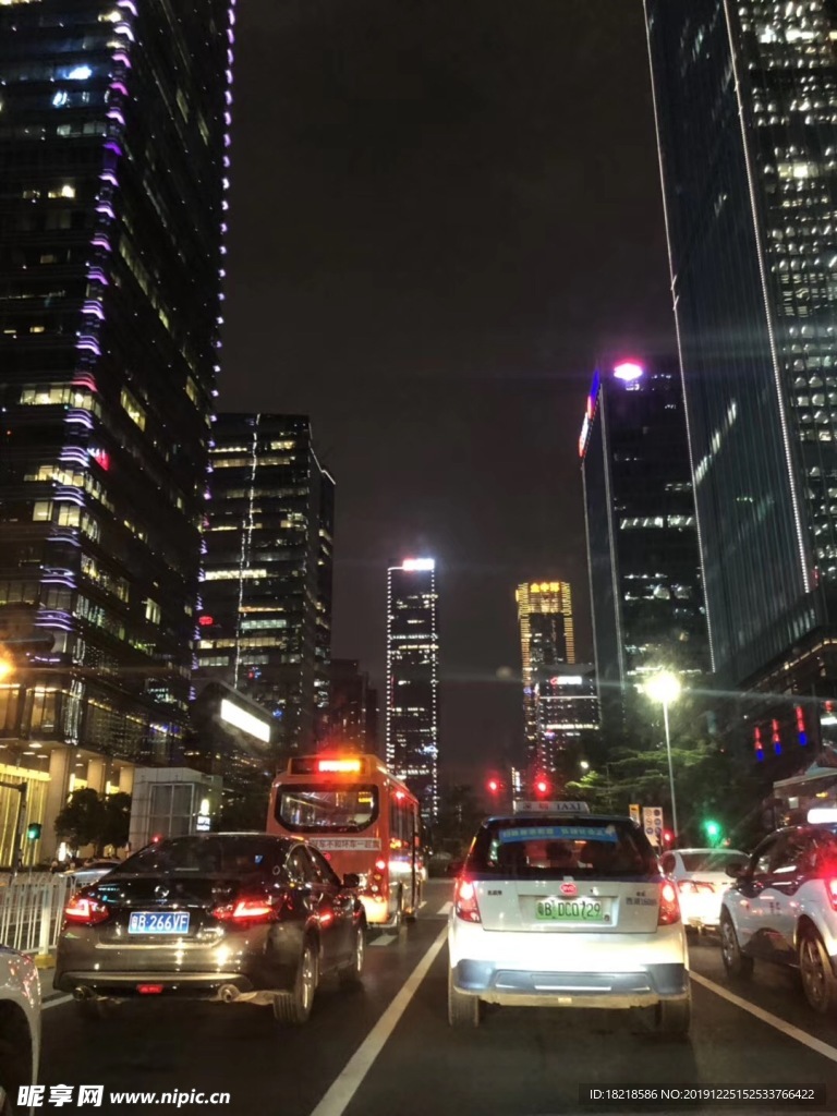 夜景 汽车 高楼