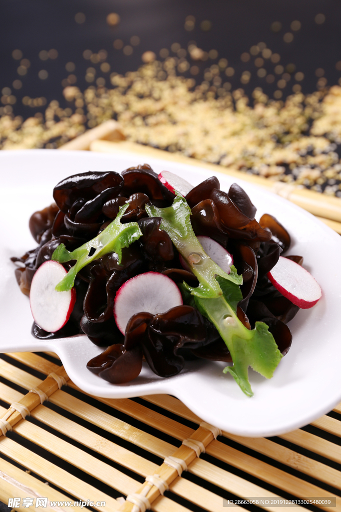 樱桃萝卜拌木耳