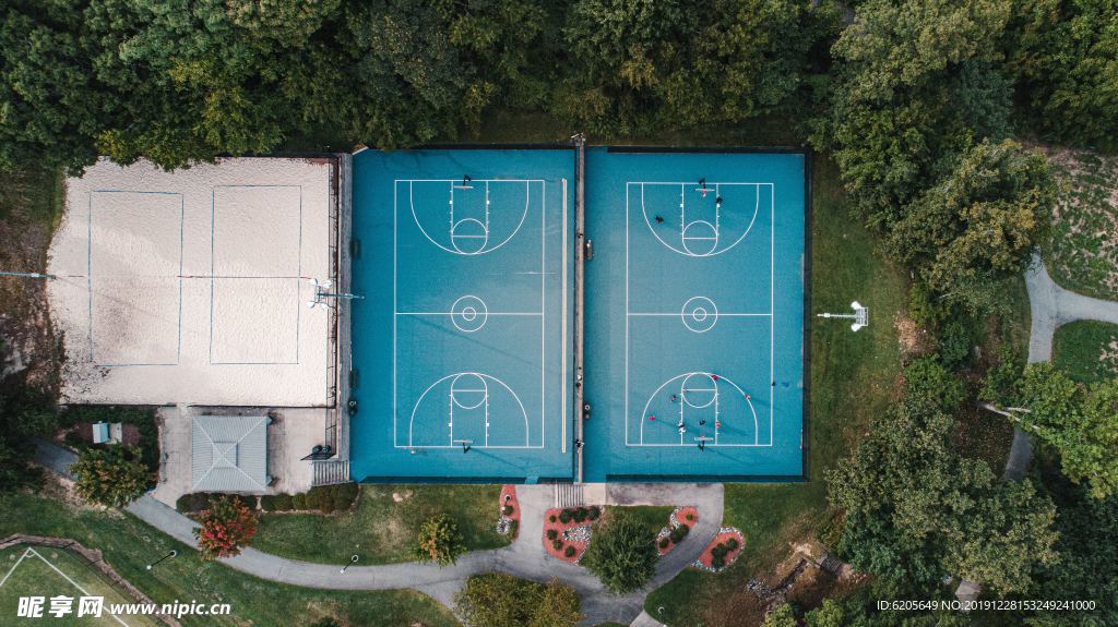 俯视露天户外私人篮球场