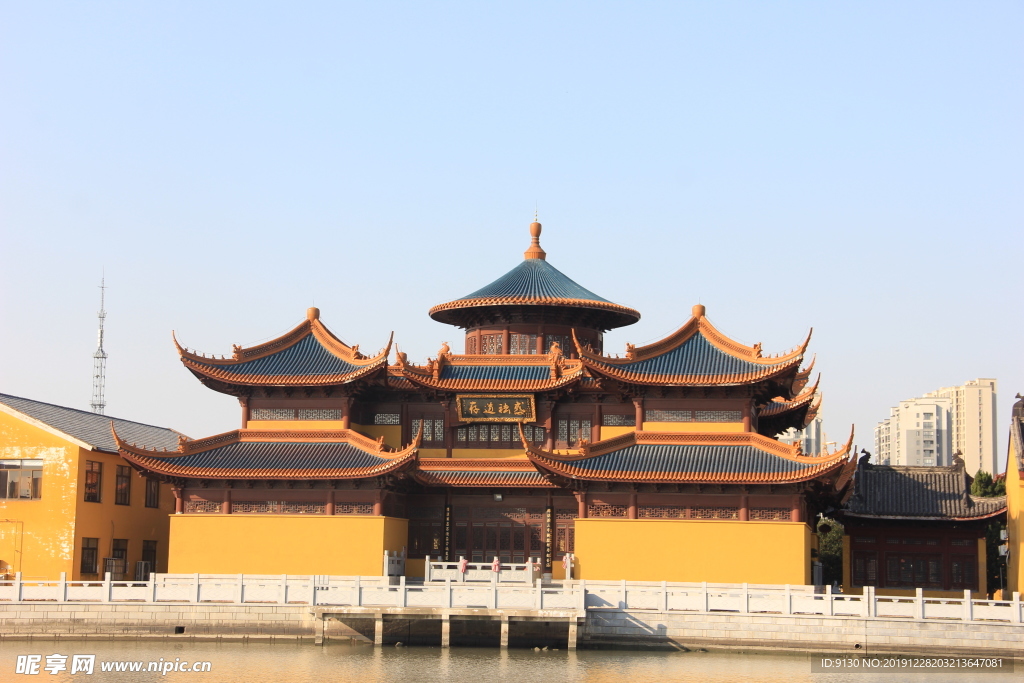 报本寺  寺庙 塔 小河 秋天