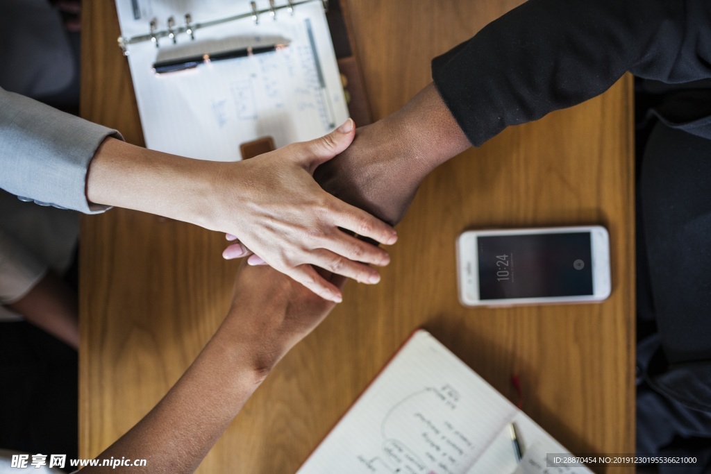 用手叠在一起的团队