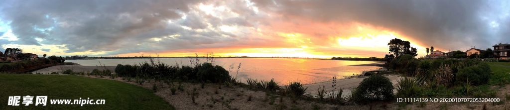 傍晚的海滨小镇风景